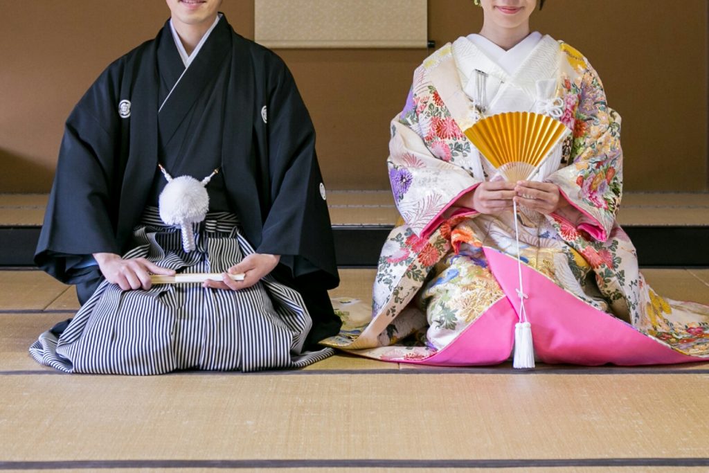 日本男性的紋付羽織袴（左）