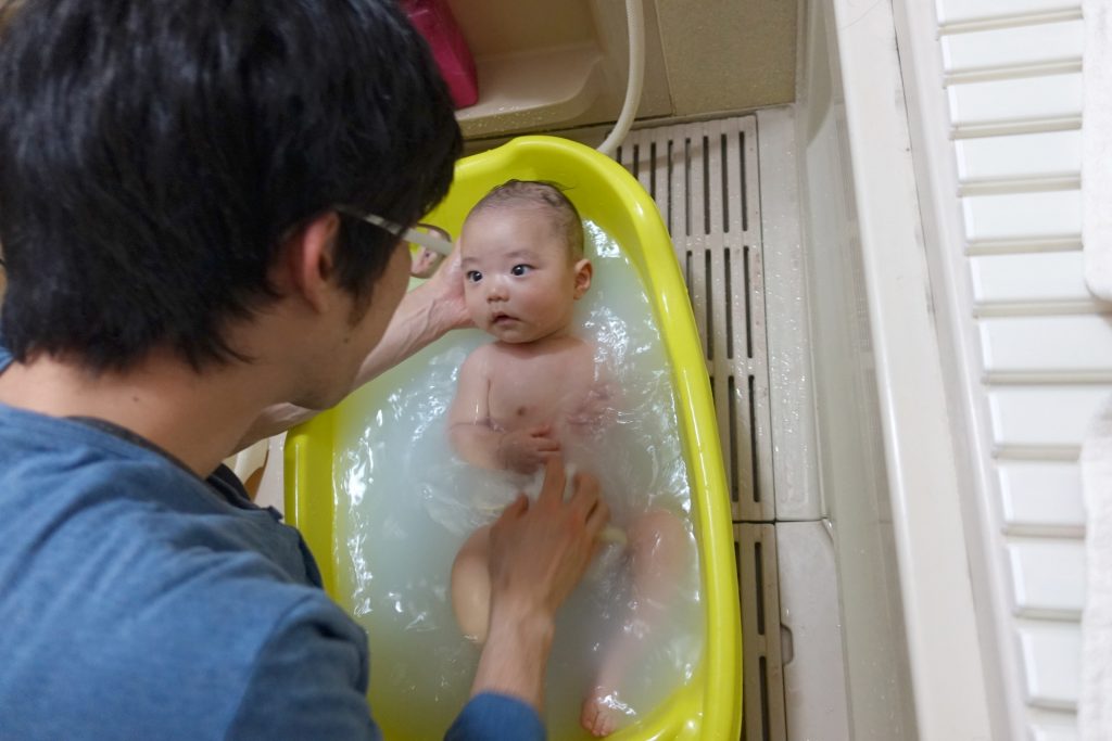 幫嬰兒洗澡的爸爸