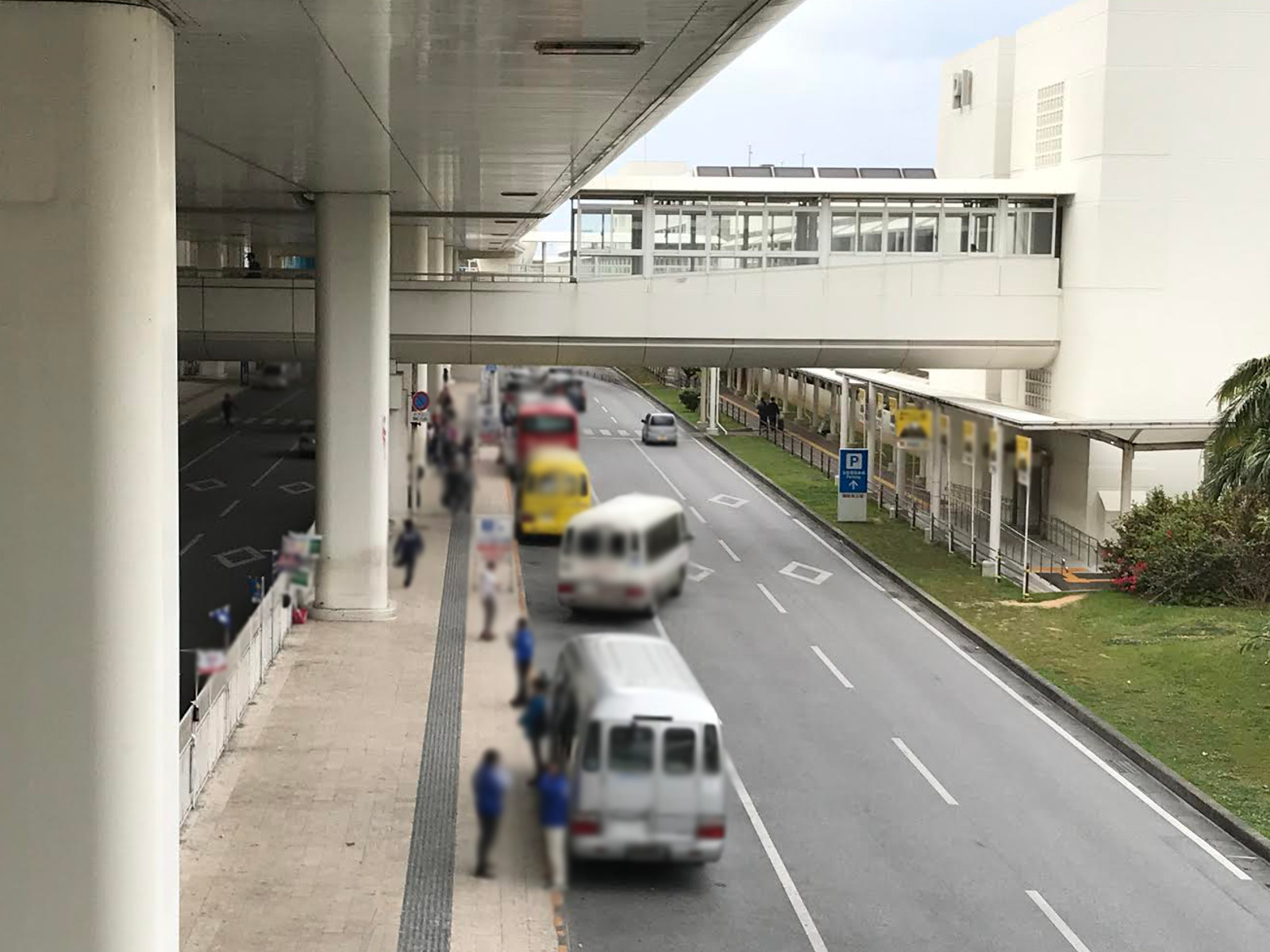 那霸機場航廈外的租車接駁車乘車處