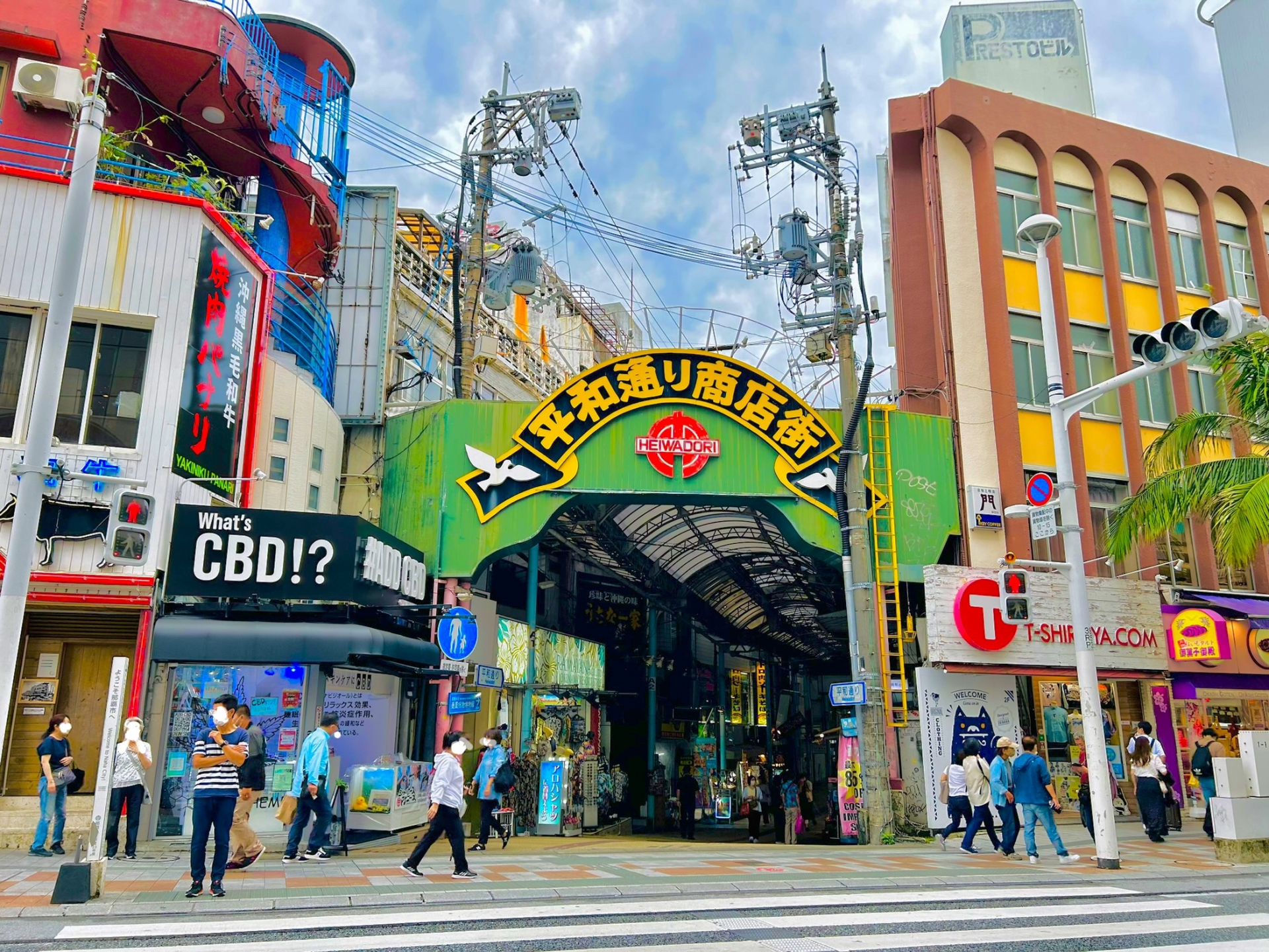 那霸平和通商店街入口與街上往來的人群