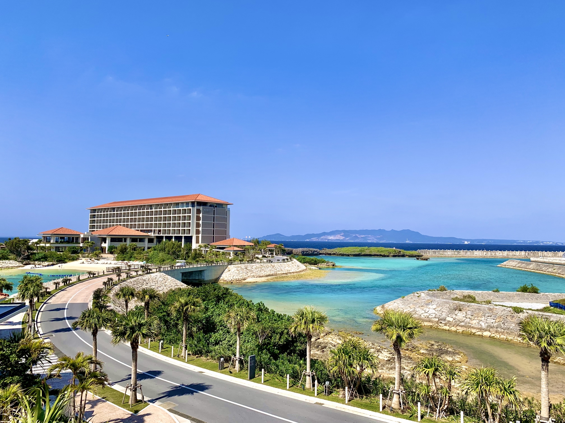 恩納村瀨良垣海岸旁的度假飯店與碧藍海灣