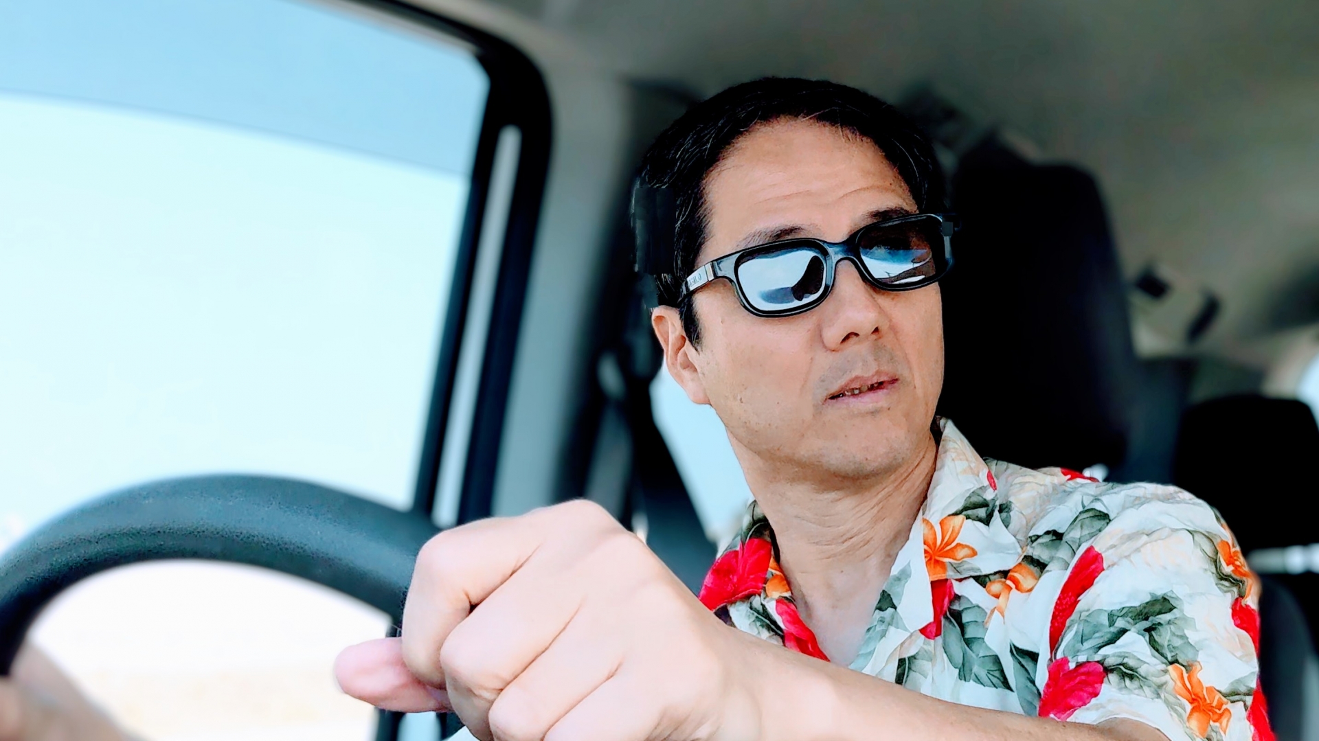 駕駛座上一名正在確認左側狀況的男性