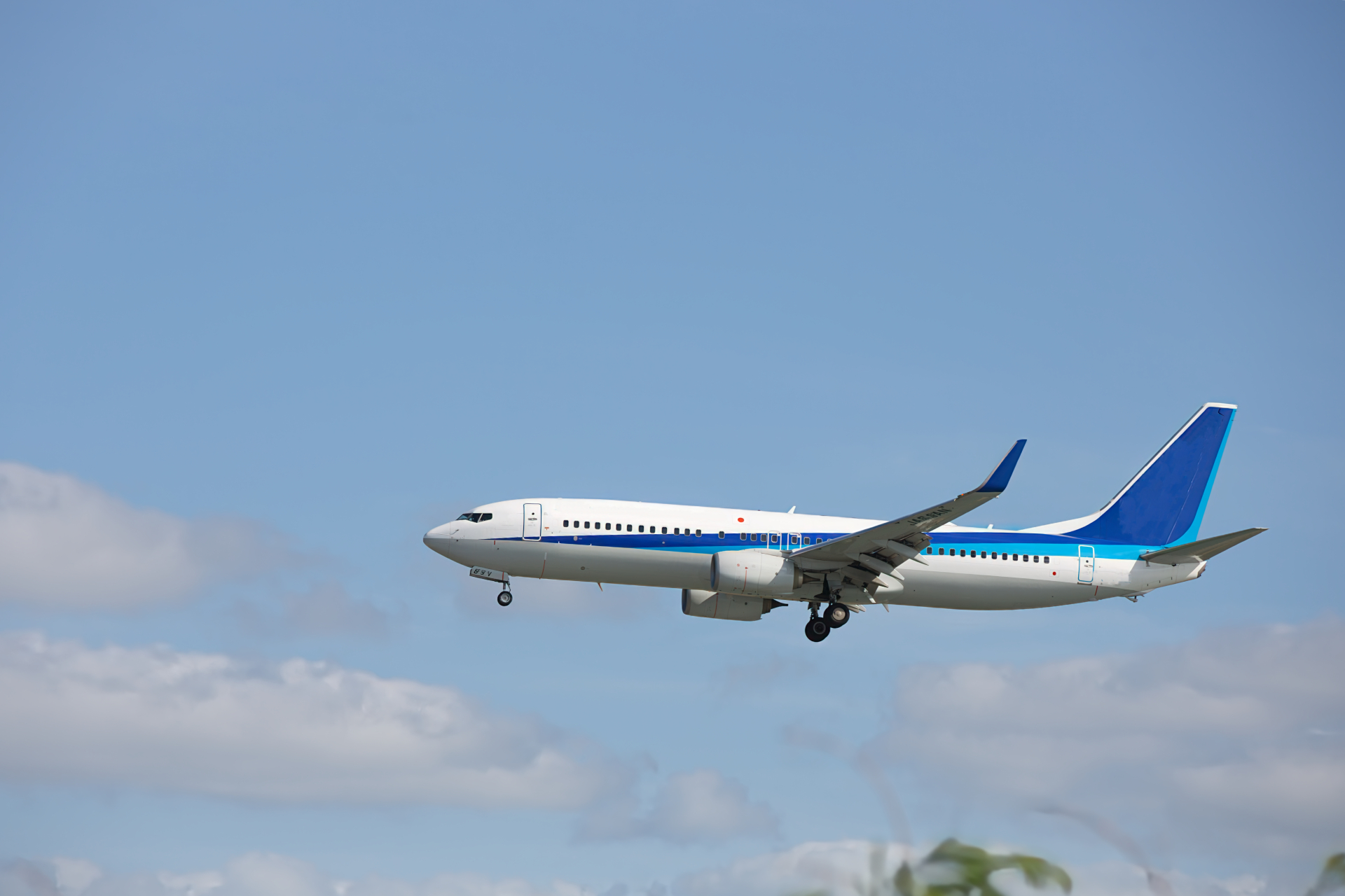 準備降落那霸機場的藍白色旅客機
