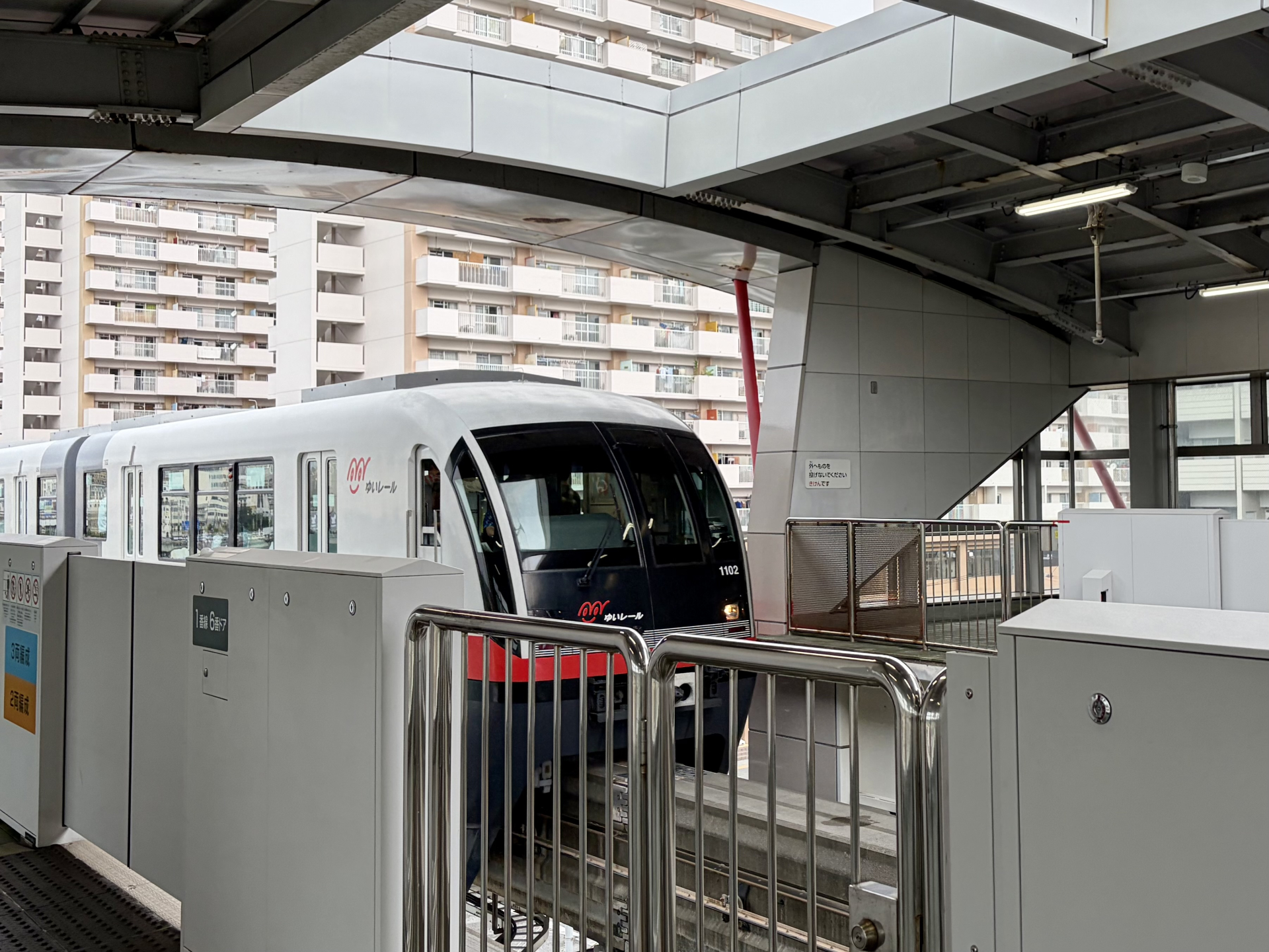 停靠在那霸高架車站月台的沖繩都市單軌列車