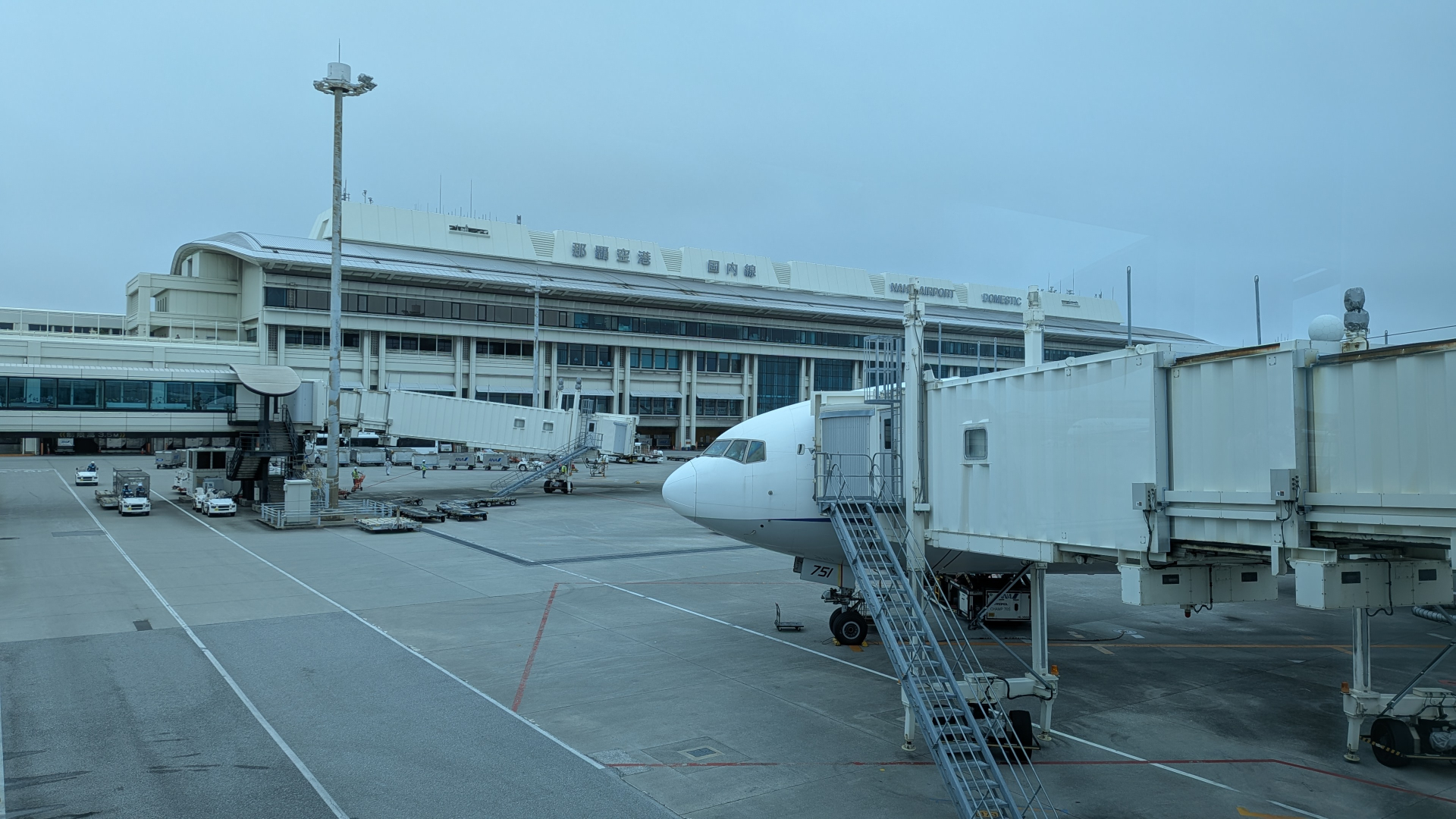 那霸機場航廈前停靠在空橋旁的客機
