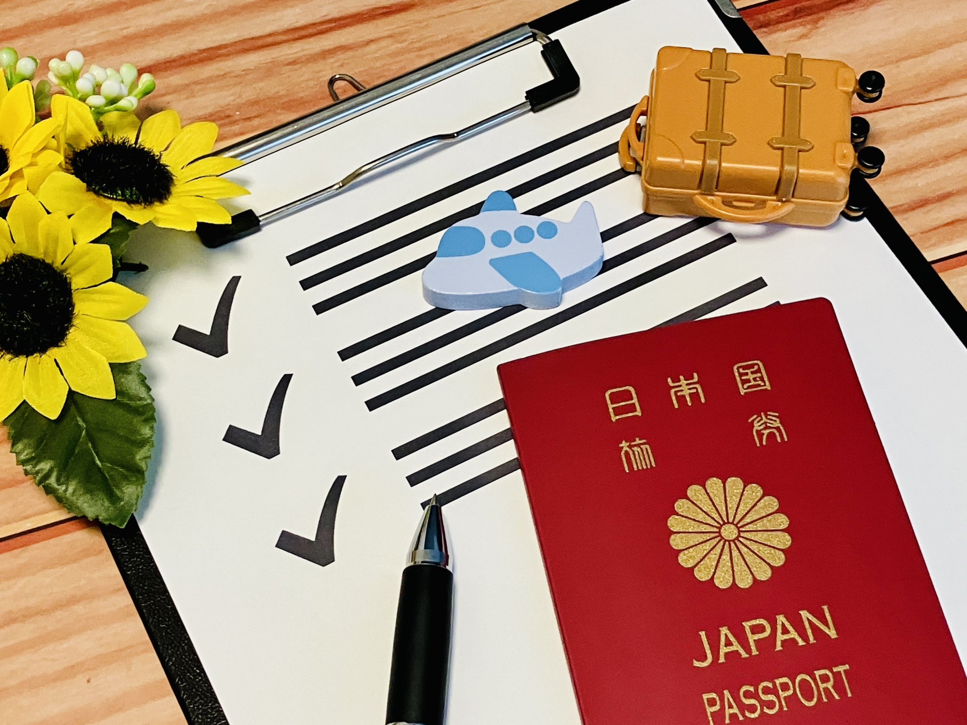 日本護照、旅行箱模型與出發前檢查清單