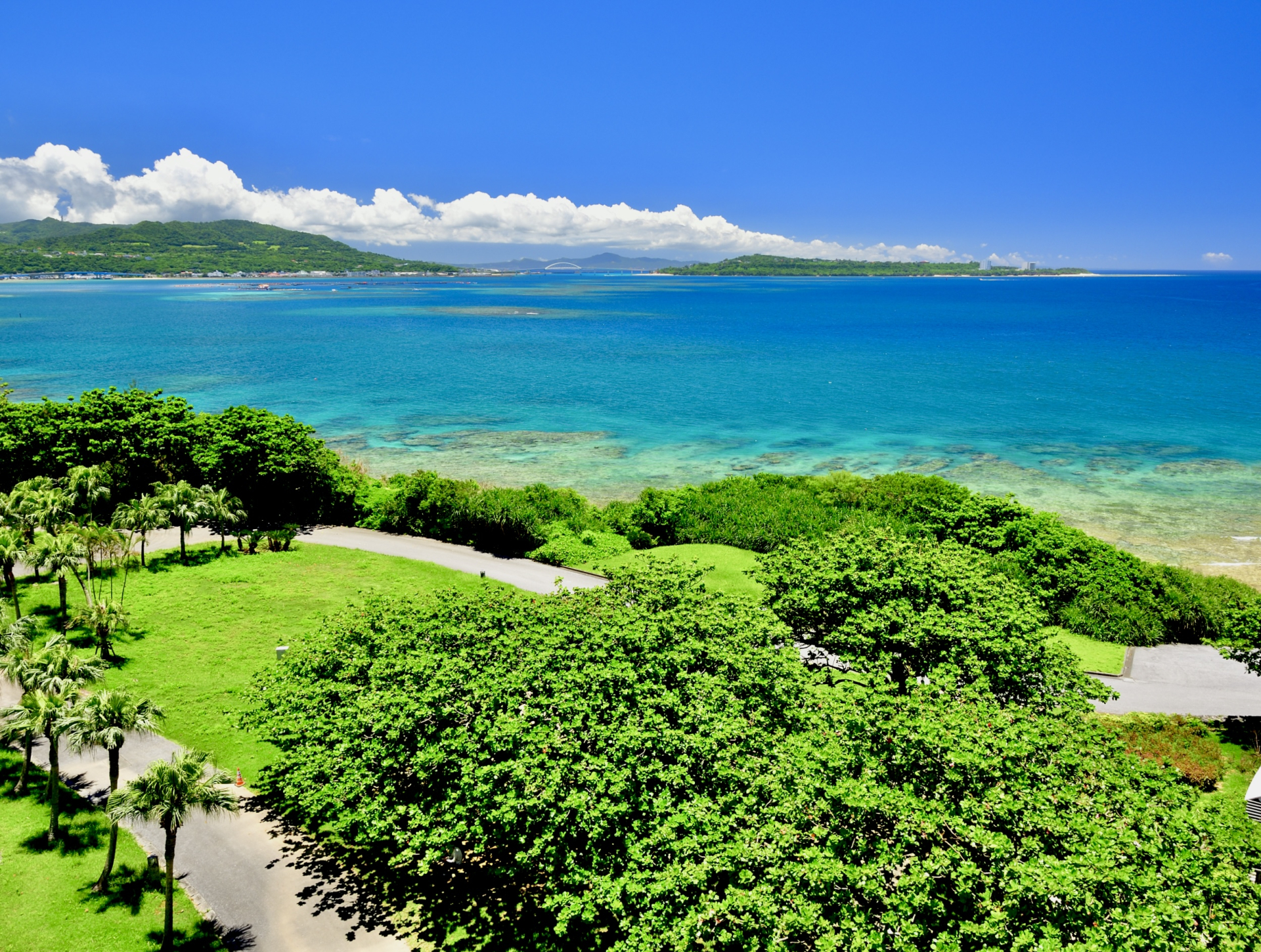 從沖繩海洋博公園望向碧藍海面與遠方島嶼