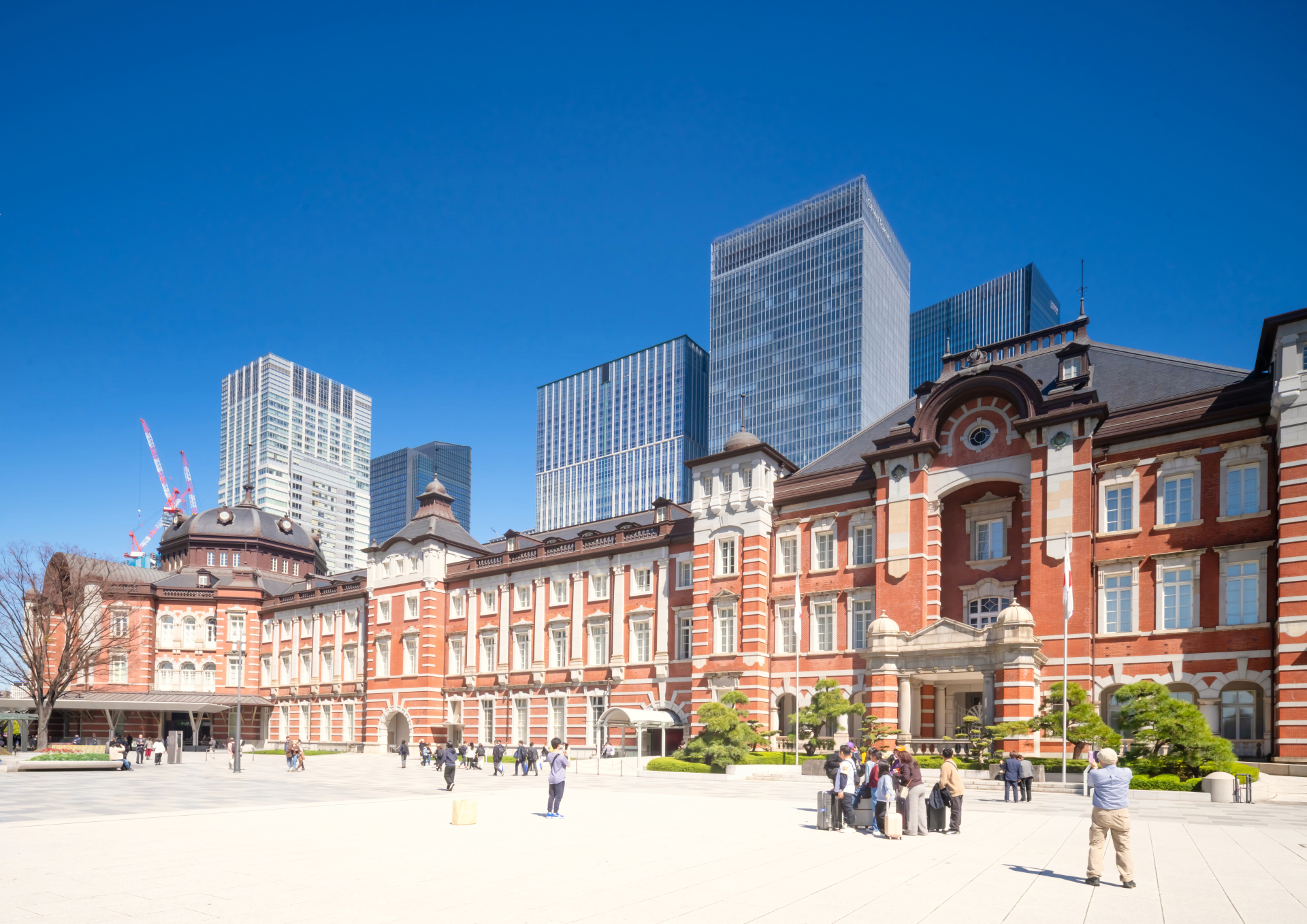 晴朗藍天下的東京站丸之內紅磚站舍與站前廣場