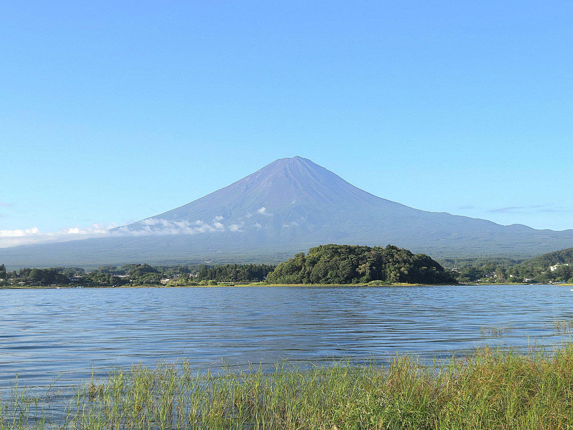 夏日晴空下的富士山與河口湖湖面